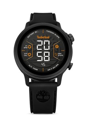 Melns digitālais pulkstenis ar apaļu ciparnīcu, kurā ir lieli balti un oranži skaitļi, dažādi veselības rādītāji un teksturēta silikona siksniņa.