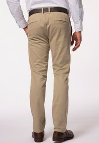 Beige chino's met een rechte pasvorm, voorzien van twee achterzakken en een bruine riem. Gladde textuur, op maat gemaakt ontwerp en minimale details.