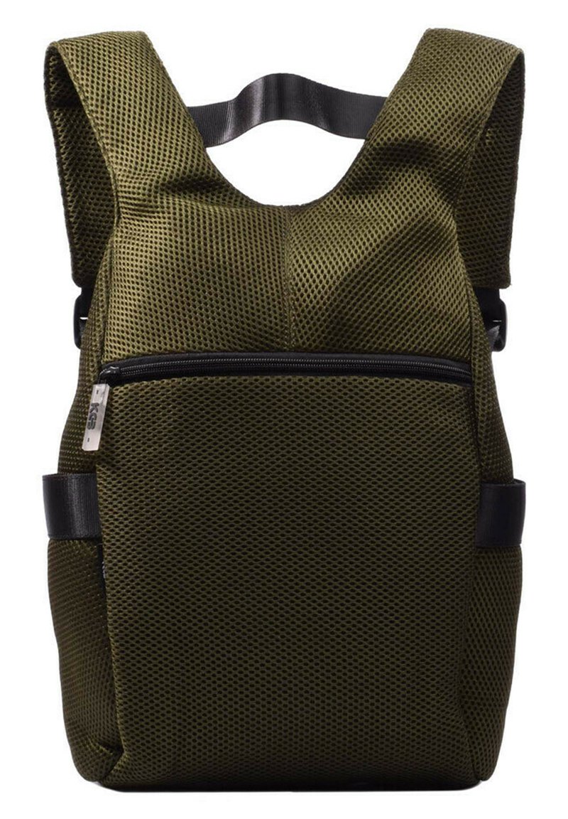 Mochila de malla en verde oliva con correas gruesas, un bolsillo frontal con cremallera y una forma rectangular aerodinámica. Superficie texturizada para la transpirabilidad.