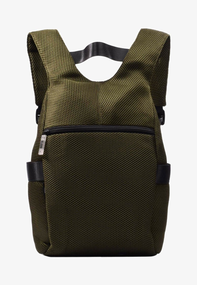 Mochila de malla en verde oliva con correas gruesas, un bolsillo frontal con cremallera y una forma rectangular aerodinámica. Superficie texturizada para la transpirabilidad.