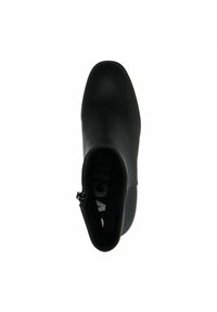 Bottine noire avec une texture en cuir lisse, bout rond, fermeture éclair sur le côté et un design de talon plat.