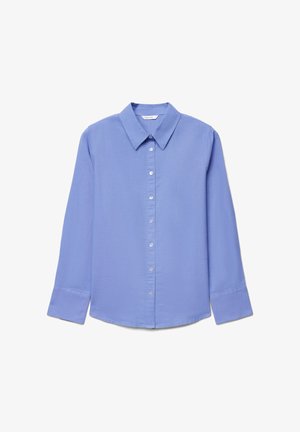 Hellblaues, langärmeliges Hemd mit Knöpfen, spitzem Kragen und Manschetten, flach auf einem weißen Hintergrund ausgebreitet.