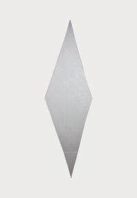Silberne, rhombusförmige Wanddekoration mit einer glatten, glänzenden Oberfläche und spitzen Enden, die ein modernes, minimalistisches Erscheinungsbild erzeugt.