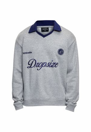 Sweat-shirt gris clair avec col bleu marine, texte brodé "Dropsize" sur le devant, petit logo circulaire sur le côté gauche de la poitrine, et texte bleu marine sur le côté droit.