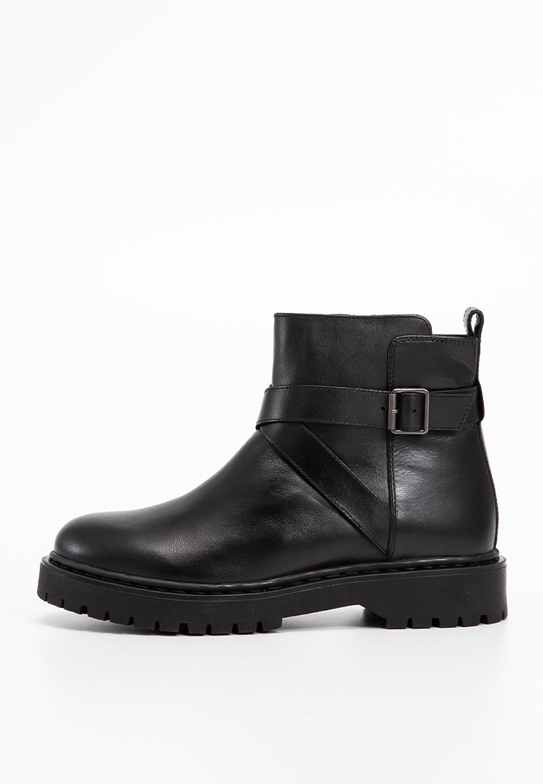 Zwarte leren enkelboot met een gespaccent, ronde neus, dikke zool en een gemêleerde afwerking. De ontwerpen hebben een glad bovenwerk en een stevige constructie.