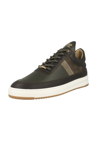Mörkgröna lädersneakers med mockadetaljer, perforerad tå, beige snören och en vit gummisula med brun yttersula.