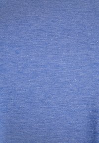 Niebieska bawełniana tkanina o miękkiej strukturze, z delikatnym wzorem w kropeczki. Materiał ma gładką, równą powierzchnię.