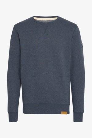 Donkerblauwe sweatshirt van zacht materiaal, met een ronde hals, geribbelde mouwen en een klein leren merklabel aan de onderkant links.