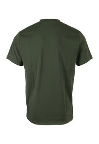 Camiseta de manga corta color verde oliva, hecha de una tela suave, con cuello redondo y un corte relajado, sin patrones ni acentos visibles.