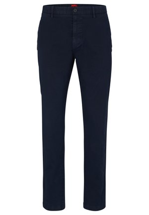 Chino blu navy in cotone con taglio dritto. Presenta una chiusura a bottone e due tasche laterali. Tessuto liscio e vestibilità moderna.