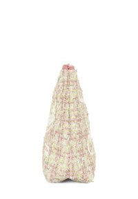Pochette in tessuto intrecciato rosa e verde, di forma affusolata, con chiusura a zip e sottili strane colorate che attraversano il materiale.
