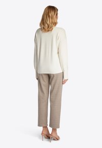 Rich & Royal MIT WEITEM AUSSCHNITT - Neule - pearl white
