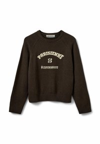 Hnedý pletený sveter s okrúhlym výstrihom, ragl�ánovými rukávmi a bielym potlačeným textom "PARISIENNE S À COPENHAGUE." Rúbkové manžety a lem.