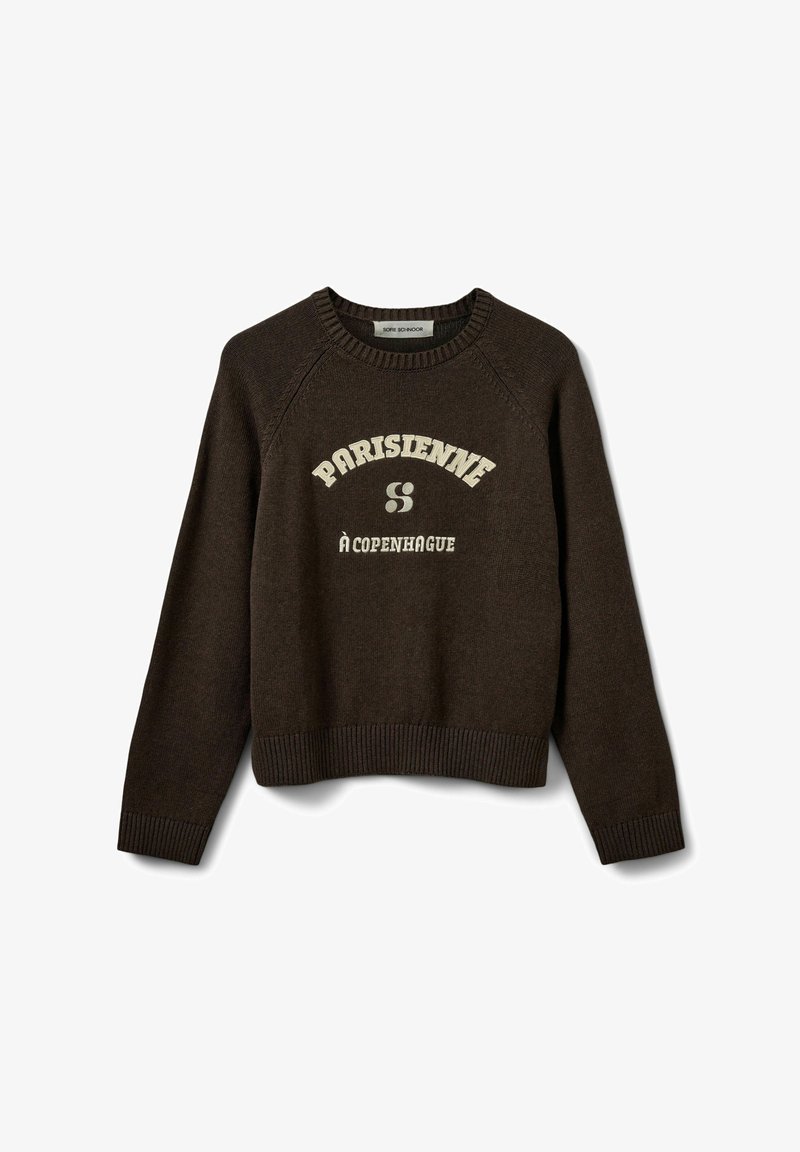 Pull en tricot marron avec un col rond, des manches raglan, et un texte imprimé blanc indiquant "PARISIENNE S À COPENHAGUE." Poignets et ourlet côtelés.