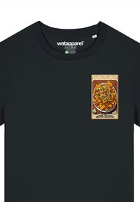 Schwarzes T-Shirt mit einem bunten Nacho-Motiv auf der Vorderseite, einschließlich Details wie Chips, Jalapeños und einem dekorativen Rand.