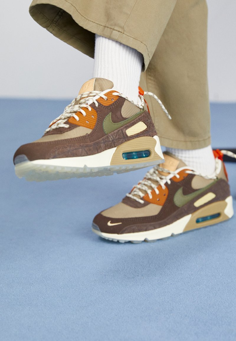 Nike Sportswear AIR MAX 90 SE - Zapatillas - khaki/medium olive/baroque  brown/dark russet/coconut milk/bright spruce/caqui 