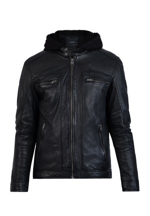 Chaqueta de cuero negra con cremallera frontal, capucha y dos bolsillos en el pecho. Presenta una textura suave y detalles de costura visibles.