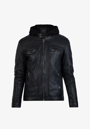 Chaqueta de cuero negra con cremallera frontal, capucha y dos bolsillos en el pecho. Presenta una textura suave y detalles de costura visibles.