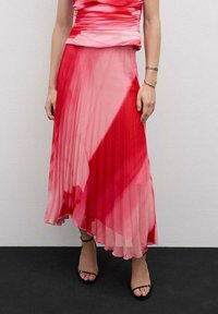 Plisse maxi rok in verschillende tinten roze, met een vloeiende uitstraling en lichtgewicht stof, met een iets gegolfde zoom onderaan.