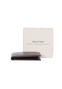 Cartera de cuero marrón con una textura suave, que presenta un diseño plegable. Acompañada de una caja de cartón simple, de color claro, con texto verde.