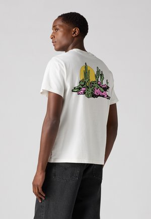 Levi's® RELAXED FIT TEE  - Marškinėliai su spaudiniu - cacti club bright white