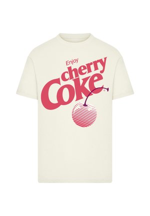 Cremefarbenes T-Shirt mit fettem roten Text, der "Genieße Cherry Coke" sagt, und einer stilisierten Kirschgrafik darunter. Mit kurzen Ärmeln und normaler Passform.