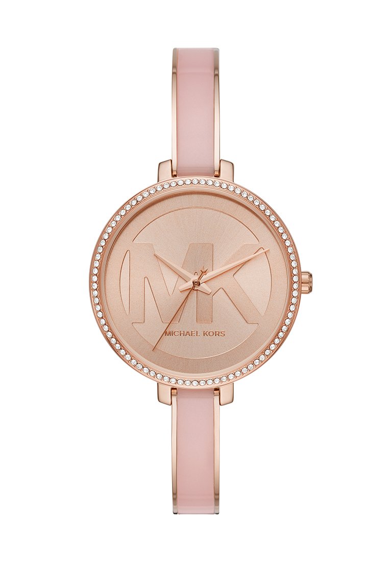 Reloj redondo de oro rosa con una correa rosa, que presenta una esfera texturizada con un gran logotipo "MK" y un bisel adornado con pequeños cristales.