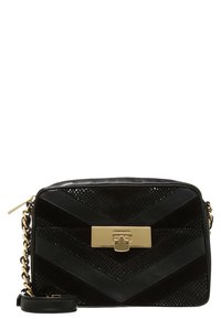 Borsa a tracolla nera con motivo a zig-zag, realizzata in pelle liscia e testurizzata, con hardware in tonalità oro e catena per spalla removibile.