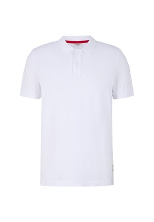 Weißes Baumwoll-Polohemd mit kurzen Ärmeln, geripptem Kragen, dezentem Branding auf der Brust und einem roten Akzent innen am Kragen.