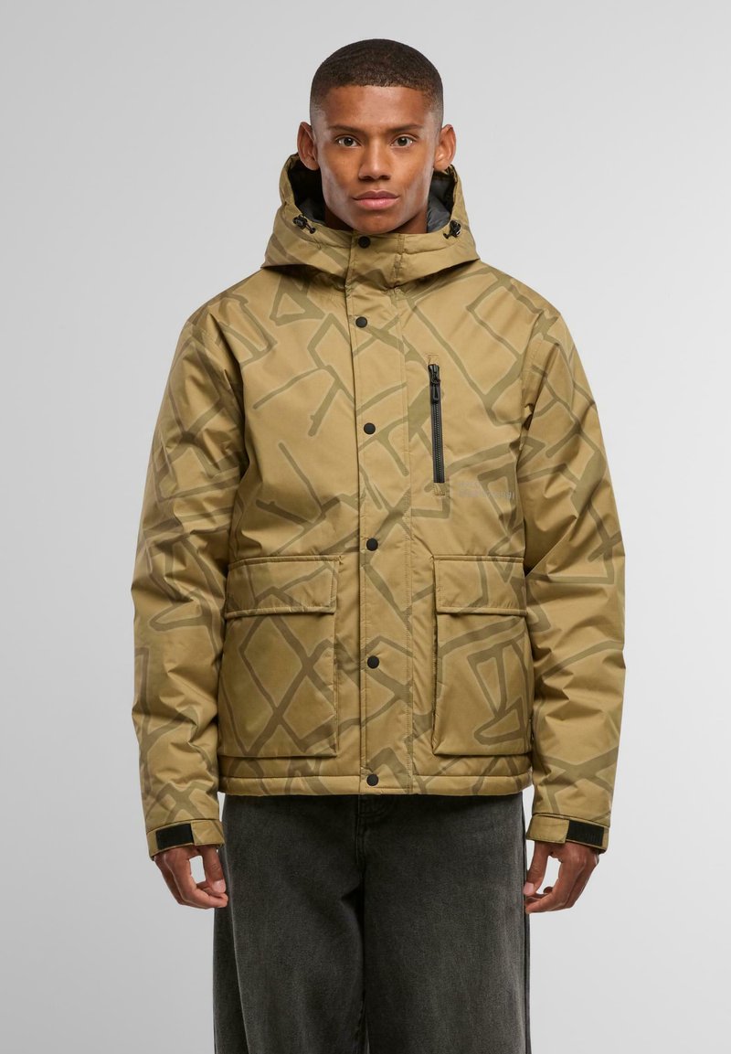 Giacca verde oliva con motivi geometrici, tasca sul petto con zip, due tasche frontali a toppa, cappuccio regolabile e tessuto testurizzato.