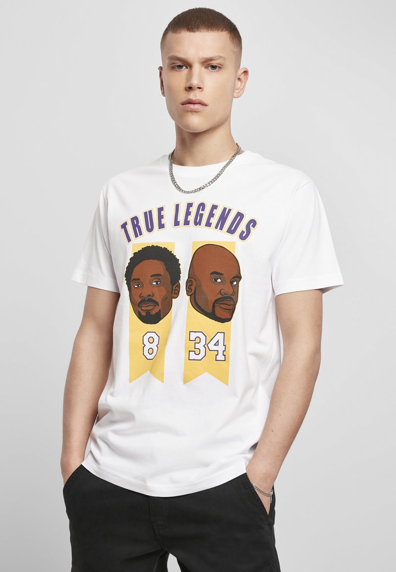 Hvid bomulds T-shirt med to tegneserieportrætter med numrene 8 og 34, teksten "TRUE LEGENDS" og gule samt lilla accenter.