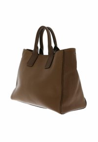 Sac fourre-tout en cuir marron avec une forme structurée, présentant des côtés texturés, des accents perforés et des poignées plates doubles.