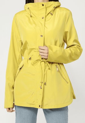 IMPERMDE CON CUELLO ALTO Y CORDÓN AJUSTABLE - Parka - amarillo