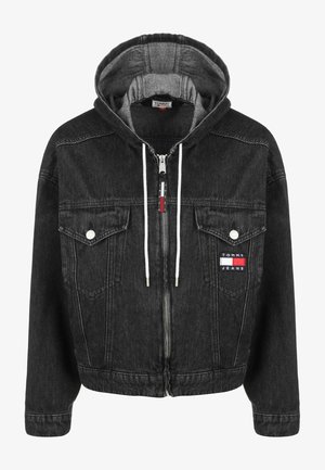 Czarna kurtka dżinsowa z szarą kapturem i białymi troczkami, suwakiem z przodu, zapinanymi na guziki kieszeniami na piersi oraz naszywką z logo Tommy Jeans na lewej kieszeni.
