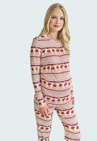 Langærmet pyjamasæt i lys pink med mønstrede accentuer, der indeholder bamser, geometriske former og kontrasterende maroon linjer.