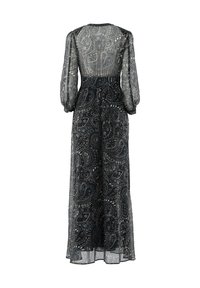 Abito maxi nero e trasparente con motivo paisley, maniche lunghe a sbuffo e vita aderente, che presenta una silhouette fluida e una schiena trasparente.