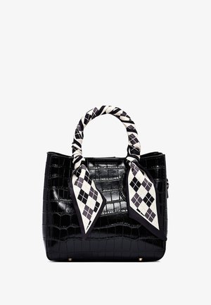 Sac à main noir en cuir avec motif crocodile, doté de deux poignées courbées, agrémenté d'une écharpe en soie nouée au motif de diamants noirs et blancs.