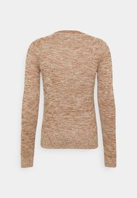 Långärmad tröja i ett fläckigt brun- och krämfärgat stickmönster. Har en rund halsringning och en figurnära siluett med ribbade mudd.