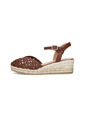 Sandalo con zeppa in pelle intrecciata marrone con cinturino alla caviglia e fibbia, suola platform ricoperta di juta e punta chiusa su sfondo bianco.