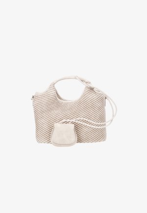 Crèmekleurige gevlochten handtas met afgeronde handvatten en een klein aangehecht zakje, tegen een witte achtergrond.