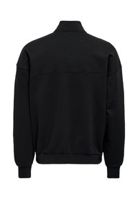 Felpa nera con collo alto, polsini e orlo a coste, e una texture liscia. Presenta una cucitura a yoke sul retro e nessun marchio visibile.