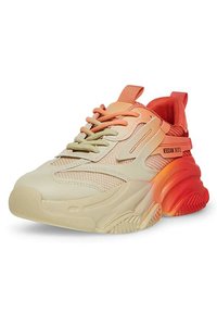 Sneaker beige chunky con tomaia in mesh texturizzato, accenti arancione sfumati, suola in gomma spessa e sovrapposizioni decorative prominenti.