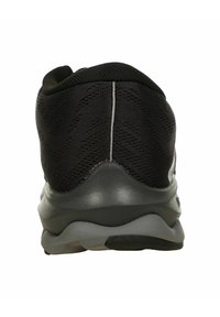 Scarpa sportiva nera con una tomaia in mesh testurizzato e una suola grigia imbottita. Presenta dettagli riflettenti e una forma del tallone arrotondata.
