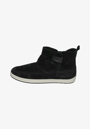 Schwarze Wildleder-Ankle-Boots mit runder Spitze, weißer Sohle und einem seitlichen Riemen mit Logo. Glatte Textur mit einem mittelhohen Design.