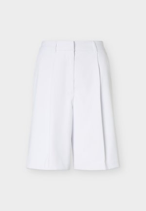 Weiße, knielange, maßgeschneiderte Shorts mit Gürtelschlaufen und vorderen Bügelfalten vor weißem Hintergrund.