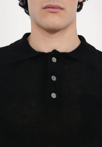 Schwarzes Strick-Polohemd mit strukturiertem Kragen, fünf silbernen Knöpfen und einer weichen Textur. Keine sichtbaren Muster oder Logos.