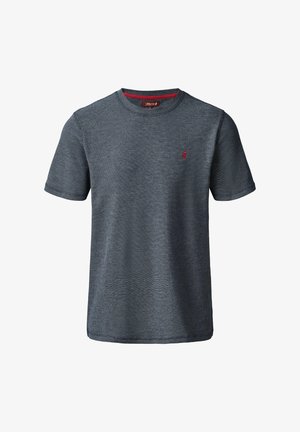 Camiseta de manga corta y cuello redondo en tejido texturizado azul oscuro. Presenta un pequeño logo rojo en el pecho y un cuello interior rojo en contraste.