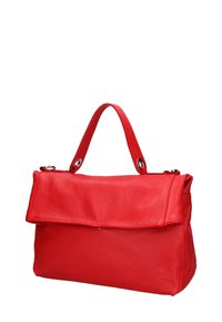 Rode leren handtas met een textuur, rechthoekige vorm en een klepluiting. Beschikt over een korte handgreep en metallic hardware accenten.