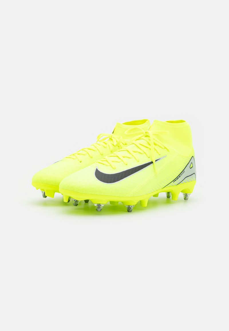 Bottines de football jaune vif avec un design de chaussette ajustée, un dessus texturé et des accents du logo Nike noir. Comprend des crampons coniques pour une meilleure traction.