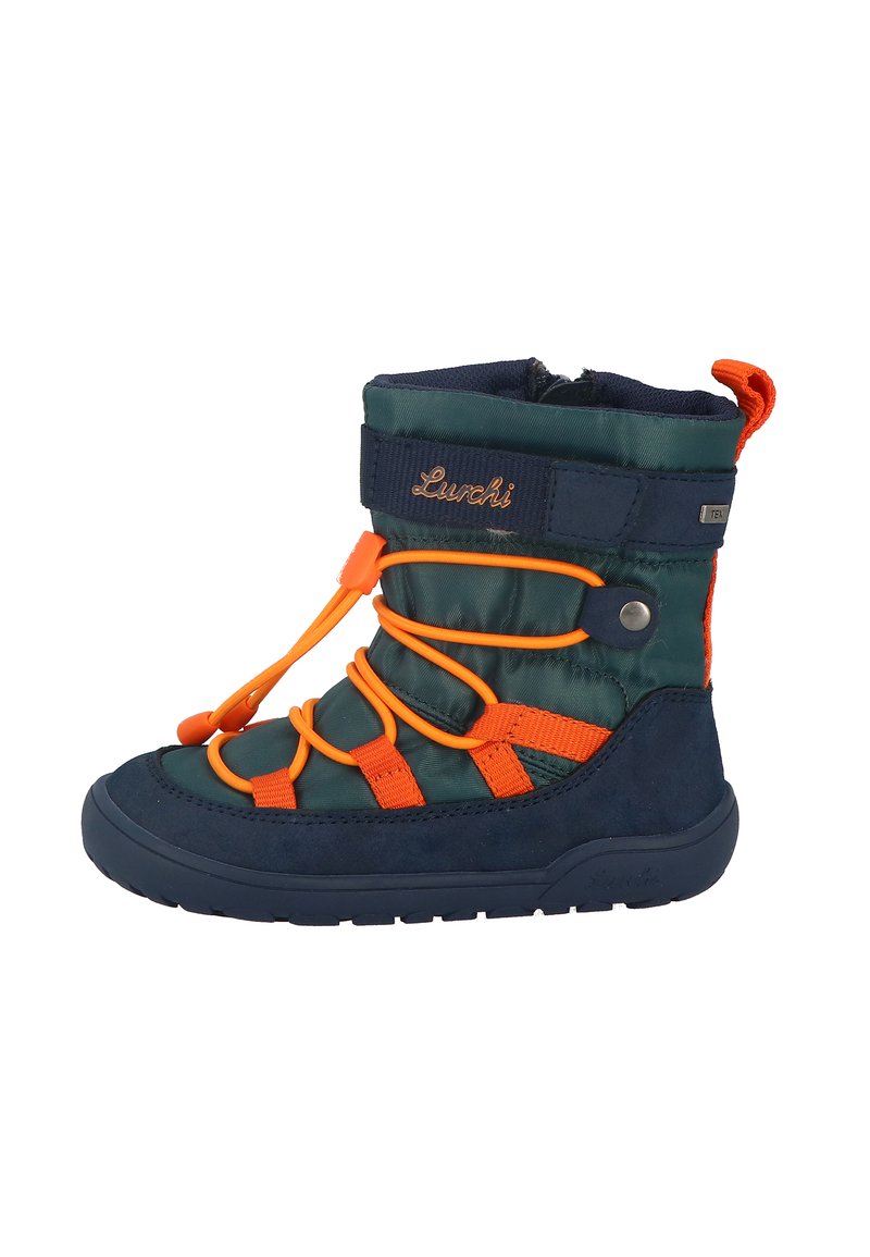 Wasserfester Stiefel in Marineblau und Grün mit orangen Akzenten, ausgestattet mit einer strukturierten Oberseite, elastischen Schnürsenkeln und einer strapazierfähigen Gummisohle für besseren Halt.
